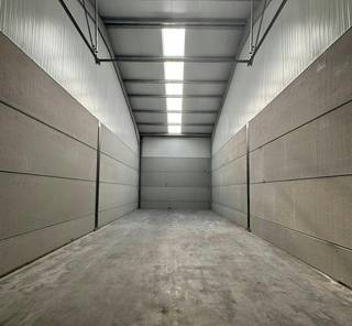 90 m² warehouse for rent in Middelkerke, located on the Oostendelaan. Activity:SME zone for local traders - ideal for storage and...
