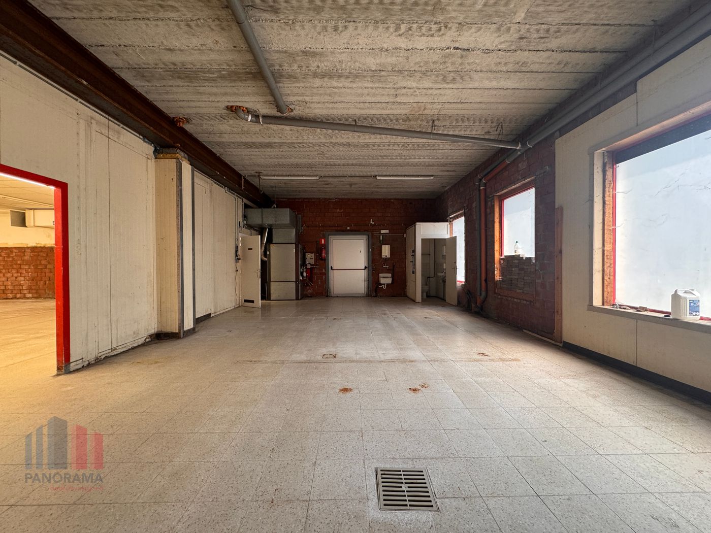 Centraal gelegen handelspand van +/- 865 m² te huur in Torhout - foto 5