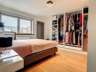 BOLLESTRAAT 43 C - HOOGLEDERuim tweeslaapkamer appartement met groot terras boven loods. (geen hinder, enkel opslag)Bestaande uit: Gemeenschappelijke...