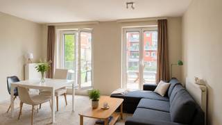 <p>In de Willem de Beersteeg bevindt zich dit lichtrijke appartement op een unieke locatie aan het water, midden in het historische centrum van Gent. Dankzij de combinatie van rust, bereikbaarheid en een uitzonderlijke ligging vormt dit appartement een interessante opportuniteit voor eigen bewoning of investering.<br /><br />De Willem de Beersteeg is een rustige doodlopende steeg die uitkomt aan de Leie, met een gezellig parkje en prachtig zicht op het water. Op wandelafstand bevinden zich het Gravensteen, het Patershol, de Vrijdagmarkt en het Sint-Baafsplein. Bovendien geniet u van een vlotte verbinding naar de R40, E17 en E40.<br /><br />Het appartement beschikt over een aangename open leefruimte met veel natuurlijke lichtinval en een moderne keuken die naadloos geïntegreerd werd in de woonkamer. Verder zijn er drie ruime slaapkamers aanwezig, elk voorzien van een eigen lavabo. Daarnaast beschikt het appartement over een gezellig terras en een praktische fietsenstalling.<br /><br />Troeven:<br />• EPC-label A<br />• Mobi-score 9,5/10<br />• Unieke ligging aan het water<br />• 3 Volwaardige slaapkamers<br />• Elke slaapkamer voorzien van een eigen lavabo<br />• Lichtrijke leefruimte met open keuken<br />• Gezellig terras<br />• Fietsenstalling aanwezig<br />• Vergund voor verhuur en cohousing<br />• Op wandelafstand van het historisch centrum<br /><br />Dankzij de uitstekende ligging, het energiezuinige karakter en de mogelijkheid tot cohousing vormt dit appartement een ideale opportuniteit voor investeerders, ouders met studerende kinderen of wie op zoek is naar een unieke woonplek in het hart van Gent.<br /><br />Voor meer informatie of een bezoek, contacteer Eva via 0475 69 38 22 of via eva@vicusvastgoed.be.</p>