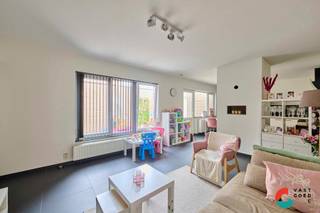Gelijkvloers appt 2SK met garage en ruim terras centrum Leopoldsburg<br /><br />Lichtrijk appartement te koop in het centrum van Leopoldsburg. Het appartement werd enkele jaren geleden volledig vernieuwd met nieuwe keuken en badkamer.<br /><br />Indeling:<br /><br />- inpandige garage met elektrische poort<br />- inkomhal <br />- 1 slaapkamers + 1 bureau eventueel te gebruiken als slaapkamer<br />- woonkamer met aangrenzende keuken en westgerichte ramen <br />- badkamer<br />- stadsterras met overkapping<br />- bergruimte buiten<br /><br />Troeven:<br /><br />Dit gelijkvloers appartement in een doodlopende straat is perfect als je in het centrum wenst te wonen met voldoende gratis parkeergelegenheid.<br />Een extra troef is het terras, dat met een paar kleine ingrepen kan worden omgevormd tot een leuke stadstuin.<br />Geen gemeenschappelijke kosten voor de VME