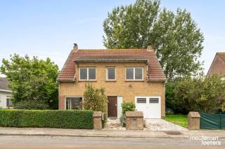 Jouw droomwoning begint hier.<br /><br />Op zoek naar een plek waar je een thuis helemaal naar eigen smaak kunt creëren? Deze vrijstaande woning uit 1967 in het pittoreske Lissewege is het ideale startpunt. Met een solide basis, veel ruimte en een rustige ligging is dit dé kans om jouw woonwensen waar te maken.<br /><br />Ruimte voor het hele gezin<br /><br />Met maar liefst 183 m² bewoonbare oppervlakte, vier slaapkamers en een perceel van 520 m² heb je alle ruimte om te leven, spelen en groeien.<br /><br />Beneden<br />•	Verwelkomende inkomhal met gastentoilet               •Lichte, luchtige leefruimte<br />•	Gesloten keuken                                                           • handige bergingen<br />•	Inpandige garage<br />Boven<br />•	Nachthal                                                                       •Ruimte om een eigen badkamer naar wens in te richten<br />•	Vier slaapkamers<br />Rust en bereikbaarheid in balans<br /><br />Geniet van de kalmte van een rustige woonomgeving, terwijl invalswegen, openbaar vervoer, winkels en diensten vlakbij zijn. Het beste van twee werelden.<br /><br />Een blanco canvas met karakter<br />Dankzij de stevige structuur ligt het potentieel voor het grijpen. Of je nu droomt van een moderne gezinswoning of een warme, karaktervolle thuis: hier bepaal jij het resultaat.<br />Plan snel een bezoek en ontdek wat deze woning voor jou kan betekenen!