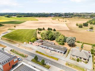 Bent u op zoek naar <strong>een uiterst ruim en veelzijdig vastgoed met een ijzersterke commerciële uitstraling, </strong>een comfortabele woonmogelijkheid én een uitstekende bereikbaarheid? Dit vrijstaande complex met mega breedte aan de straat op de Brakelsesteenweg <strong>465/467/467A </strong>te Ninove biedt een uitzonderlijke combinatie van verschillende functies op een aanzienlijk terrein. Gelegen langs een drukke verbindingsweg beschikt dit eigendom over een <strong>uitstekende visibiliteit en een snelle ontsluiting richting</strong> het centrum van Ninove, Aalst, Geraardsbergen, Brakel en de N45/N8/N460. Het vormt daarmee een unieke opportuniteit voor ondernemers, zelfstandigen, KMO's, investeerders of wie wonen en werken wil combineren Het hoofdperceel omvat een vrijstaand commercieel gebouw over twee bouwlagen, bestaande uit een ruime <strong>toonzaal of commerciële ruimte van circa 716 m²,</strong> <strong>een kantoorruimte van circa 210 m² en een afzonderlijk appartement van circa 114 m² (linkse deel nieuw gebouwd in 2015)</strong>. Daarnaast is het pand uitgerust met meerdere sanitaire voorzieningen, een geïnstalleerde keuken en badkamer, inpandige en uitpandige garagevoorzieningen, alsook ruime parkeergelegenheid voor meerdere wagens. Het geheel beschikt over een gezellig terras met tuin, centrale verwarming op aardgas, airco en een alarm. <strong>De totale opp. van het hoofdperceel bedraagt 2.848 m², maar het aanbod wordt nog aanzienlijk versterkt door een bijhorend, afzonderlijk perceel landbouwgrond van maar liefst 5.608 m². </strong>Dankzij de synergie tussen de ruime commerciële volumes, kantoorruimte, woongedeelte en de royale buitenoppervlakte leent het eigendom zich uitstekend voor diverse bedrijfsactiviteiten in een dynamische omgeving vol handelszaken, kantoren, scholen en sportfaciliteiten. De verschillende entiteiten bieden bovendien mogelijkheden om het vastgoed flexibel te benutten of, <strong>mits de nodige stedenbouwkundige goedkeuringen, afzonderlijk te benaderen.</strong> Het eigendom wordt aangeboden als één geheel en biedt een zeldzame combinatie van mogelijkheden in de regio. Contacteer ons voor bijkomende informatie, documenten of een bezoek ter plaatse. ** De beschreven mogelijkheden zijn steeds onder voorbehoud van de toepasselijke stedenbouwkundige voorschriften en vergunningen ten laste van de koper. EPC LABEL X (rechtse gebouw) EN EPC LABEL A (linkse gebouw).