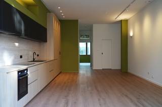 <p>Mooi en rustig wonen op een fijne locatie? <span>In de Vlagstraat kan dat met dit volledig gerenoveerde éénslaapkamerappartement!</span></p>
<p>Bij het betreden kom je terecht in een open eet- en leefruimte met een volledig geïnstalleerde keuken. Dankzij de ligging op het gelijkvloers geniet je niet alleen van trappenloos comfort, maar ook van een groene stadstuin. De schuifdeuren laten toe om deze volledig open te zetten, ideaal met de lente in aantocht.<br /><br />Aan de andere kant van het appartement bevindt zich de slaapkamer met een authentiek glas-in-looddetail boven de deur en elektrische lamellen. Daarnaast is de badkamer uitgerust met een toilet, lavabomeubel en douche. Dankzij een grondige energetische renovatie is het appartement voorzien van een warmtepomp en ventilatiesysteem D.<br /><br />- Huurprijs: 950 EUR<br />- Gem. kosten: 50 EUR (inclusief provisie voor water)<br />- Huurwaarborg = 3 maanden huur<br />- Huurovereenkomst startende 1 jaar (mogelijkheid tot verlening 3-6-9)<br />- Kosten elektriciteit zijn apart<br />- Onmiddellijk beschikbaar</p>
<p>Graag dit appartement verder ontdekken? U kunt een bezoek inplannen via volgende link https://jamar.immo/te-huur/vlagstraat-47-bus-001-2060-antwerpen/<br />Nog vragen? Contacteer gerust roxanne@jamar.immo</p>
<p>Extra's:<br />- Rustige locatie<br />- Gezellige tuin<br />- EPC = B</p>