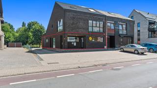 RECENTE, GELIJKVLOERSE KANTOOR-/PRAKTIJKRUIMTE MET GOEDE ZICHTLOCATIEDeze gelijkvloerse handelsruimte is gelegen op een zeer goede commerciële...