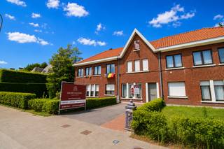 Bent u op zoek naar een charmante woning met verrassend veel ruimte, een prachtige tuin en een uitzonderlijk sterke ligging? Dan zal deze karaktervolle woning gelegen aan de Prins Boudewijnlaan 24 in Sint-Niklaas u ongetwijfeld weten te bekoren.<br /><br />Deze woning geniet van een uitzonderlijk gunstige ligging op een absolute toplocatie, vlakbij het centrum van Sint-Niklaas en in de onmiddellijke nabijheid van alle belangrijke invalswegen, winkels, scholen, openbaar vervoer en andere dagelijkse voorzieningen. Een ideale combinatie van comfortabel wonen met een uitstekende bereikbaarheid.<br /><br />Bij het betreden van de woning wordt u meteen verwelkomd in een bijzonder gezellige en charmante leefomgeving waar authenticiteit en huiselijkheid centraal staan. Dankzij de overvloedige natuurlijke lichtinval voelt de woning meteen warm en uitnodigend aan. De open leefruimte sluit naadloos aan op de volledig uitgeruste open keuken, voorzien van alle nodige toestellen, die op haar beurt een prachtig zicht biedt op de uitzonderlijk diepe zuidwest georiënteerde tuin. Deze buitenruimte vormt zonder twijfel een absolute meerwaarde en is een zeldzame vondst in deze omgeving. Bovendien is de tuin eveneens bereikbaar via een handig achterpoortje, ideaal voor het stallen of eenvoudig verplaatsen van fietsen.<br /><br />Op het gelijkvloers bevindt zich daarnaast nog een gezellige binnenkoer met lichtkoepel, een multifunctionele ruimte die perfect kan worden ingericht als extra leefruimte, leeshoek, bureau of ontspanningsruimte. Verder beschikt deze verdieping over een bijzonder ruime berging en een apart gastentoilet, wat het praktische comfort van de woning aanzienlijk verhoogt.<br /><br />De eerste verdieping omvat twee royale slaapkamers en een verzorgde badkamer die uitgerust is met een douche, lavabo en toilet.<br /><br />Op de tweede verdieping bevindt zich de zolderverdieping die momenteel werd ingericht in twee afzonderlijke kamers. Eén van deze ruimtes leent zich perfect als extra slaapkamer, terwijl de tweede ruimte ideaal kan dienen als dressing, hobbyruimte of praktische opbergruimte. Hierdoor beschikt de woning in totaal over vier kamers, waarvan drie volwaardige slaapkamers.<br /><br />Ook aan parkeergelegenheid werd gedacht: vooraan de woning bevindt zich een ruime oprit waar zonder moeite twee voertuigen kunnen worden geparkeerd, een niet te onderschatten troef op deze centrale locatie.<br /><br />De woning beschikt momenteel over een EPC-label F, wat toekomstige eigenaars de opportuniteit biedt om de energieprestaties verder te optimaliseren.<br /><br />Een uiterst charmante en verrassend ruime woning op een toplocatie, met prachtige buitenruimte, tal van mogelijkheden en alle comfort binnen handbereik. Een unieke opportuniteit voor wie op zoek is naar een warme thuis op een uitstekende locatie in Sint-Niklaas.<br /><br />Dit pand is onderworpen aan de renovatieverplichting van de Vlaamse overheid voor residentiële gebouwen (behoudens bij sloop binnen 5 jaar na de aankoop). Consulteer voor meer informatie de website van het Vlaams Energie- en Klimaatagentschap via https://www.vlaanderen.be/een-huis-of-appartement-kopen/renovatieverplichting-voor-residentiele-gebouwen.<br /><br />De stedenbouwkundige inlichtingen zijn in aanvraag.