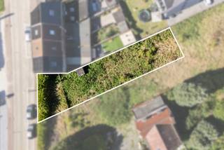 Te koop: Heirweg 115 te Idegem. <br />Verkoopsinfo : Pieter Cardoen, 0475 36 12 52 , pieter@cornelis-goeman.be <br /><br />Mooi gelegen stuk bouwgrond voor half open bebouwing met een totale oppervlakte van 397 m2.<br />- geen bouwverplichting <br />- geen overstromingsgevoel gebied, A-label<br />- kort bij N8 richting met oa. vlotte verbinding naar o.a Brussel/Aalst/oprittencomplex E40 <br />- op 5 min rijden treinstation Schendelbeke met vlotte verbinding naar o.a Brussel <br /><br />Benieuwd wat de kostprijs zou zijn om op deze grond een woning te bouwen? Contacteer ons voor een vrijblijvend bestek.<br /><br />Perceelbreedte 13,68 aan straatkant en 8,1 achteraan m<br />Maximale perceeldiepte is 86,15 m <br />Gelijkvloers bouwdiepte is 15 m.<br />Gelijkvloers bouwbreedt is 10,38 m<br /><br />Bijkomende info (o.a. VGI, verkavelingsvergunning, plannen, ..) zijn beschikbaar op aanvraag bij Pieter Cardoen via pieter@cornelis-goeman.be <br />Vermelde afmetingen in deze advertentie zijn informatief en niet bindend.