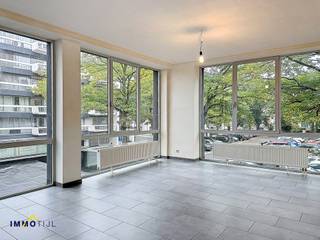 <p>Dit appartement bevindt zich op de eerste verdieping van een <strong>gebouw met lift</strong> en biedt een aangename indeling.</p>
<p></p>
<p>De <strong>inkomhal met gastentoilet</strong> geeft toegang tot de lichtrijke woonkamer met eetruimte en een ingerichte open keuken. Aansluitend bevindt zich een <strong>praktische berging/wasplaats</strong>. Het appartement beschikt over<strong> twee ruime slaapkamers</strong> en een grote badkamer met douche en dubbele lavabo. <br /><br />Vanuit één van de slaapkamers is er bovendien toegang tot een <strong>extra bergruimte</strong>. Daarnaast is er ook een <strong>terras</strong> aanwezig. Een privé-kelderberging is eveneens inbegrepen.<br /><br />Het appartement is <strong>asbestveilig</strong> en uitgerust met <strong>hoogrendementsbeglazing, centrale verwarming op aardgas en een videofoon</strong>.<br />Een virtuele rondleiding is beschikbaar voor een eerste indruk van het interieur!</p>
<p></p>
<p>Gelegen aan het Esplanadeplein in het hartje Aalst, op wandelafstand van de Grote Markt, Utopia, winkels, scholen en het station (met rechtstreekse verbinding naar Brussel en Gent). Er is bovendien voldoende parkeergelegenheid op de parking van het Esplanadeplein.</p>
<p></p>
<p>Voor meer informatie of een bezoek, contacteer Tijl via <strong>0477 44 86 11</strong>.</p>