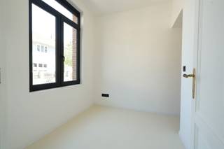 <p><span>Energetisch gerenoveerde woning met drie slaapkamers en een open zicht</span></p><p><span> </span></p><p><span>Deze karaktervolle , energetisch gerenoveerde gezinswoning is gelegen in de Bernardinnenstraat in Muizen. Een rustige, doodlopende woonwijk op korte afstand van het centrum van Mechelen. Winkels, scholen en openbaar vervoer zijn allemaal bereikbaar op wandel- en fietsafstand van de voordeur. Verder is de omgeving ook zeer landelijk en groen. Via de achteruitgang van de tuin komt u in een fiets- en wandelweg terecht die volledig doorloopt tot aan de Leuvense vaart. Tot slot is ook de verbinding met Antwerpen en Brussel met de wagen uitstekend.</span></p><p><span> </span></p><p><span> Achter de authentieke gevel schuilt een verrassend stijlvolle en hedendaagse woning die de voorbije jaren grondig werd gerenoveerd met oog voor kwaliteit en duurzaamheid in de afwerking. De lichtrijke leefruimte met grote raampartijen en lichtstraat sluit naadloos aan op de kwalitatieve Grando-keuken, uitgerust met onder meer een Smeg koelkast met diepvries, vaatwasser en combi-oven. De strakke gietvloer zorgt voor een tijdloze uitstraling en gemakkelijk onderhoud.</span></p><p><span> </span></p><p><span>De woning beschikt over 3 volwaardige slaapkamers, een stijlvolle badkamer met dubbele wastafel en inloopdouche, een extra bureau-, dressing- of hobbyruimte, 2 toiletten, een kelder en een aparte wasruimte voor wasmachine en droogkast.</span></p><p><span> </span></p><p><span>Ook technisch scoort deze woning uitstekend. Zo beschikt ze over een A+++ warmtepomp, vloerverwarming met koelfunctie, zonnepanelen en airconditioning die zowel verwarmt als koelt. Het sanitair werd geleverd door Van Marcke. Het vernieuwde platte dak werd geïsoleerd met 24 cm isolatie, terwijl het hellende dak voorzien werd van 26 cm isolatie. Dit alles resulteert in een gunstig EPC-label A en lage energiekosten.</span></p><p><span> </span></p><p><span>Achteraan bevindt zich tot slot een zuidgerichte tuin met een open zicht op het omliggende groen en de achterliggende velden, een bijzonder rustgevend uitzicht, zeldzaam in deze stedelijke omgeving.</span></p><p><span> </span></p><p><span>Troeven</span></p><p><span>- uitstekende locatie</span></p><p><span>- energiezuinig</span></p><p><span>- kwalitatieve afwerking</span></p><p><span> </span></p><p><span>Ben jij geïnteresseerd in deze ruime woning in Mechelen, ben je op zoek naar ander vastgoed of wens je de waarde van jouw eigendom te kennen? Dan ben je bij BOLT immo aan het juiste adres! Wij helpen jou graag verder.</span><span> </span></p><p><span> </span></p><p><span> </span></p><p><span> </span></p>