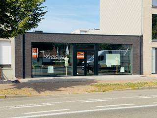 <h2>Indeling</h2>
<ul>
<li>Grote open handelsruimte met tal van inrichtingsmogelijkheden.</li>
<li>Volledig glazen voorgevel van meer dan 10 meter.</li>
<li>Mooie, onderhoudsvriendelijke gepolierde betonvloer.</li>
<li>Ruime toiletruimte.</li>
<li>Extra grote berging, die eenvoudig kan worden ingericht als bureau, praktijkruimte of extra kamer (mogelijkheid tot het voorzien van een raam).</li>
<li>Afzonderlijke technische ruimte met alle voorbereidingen voor de installatie van een keuken of kitchenette.</li>
</ul>
<h2>Troeven</h2>
<ul>
<li>Recent gebouwd (ca. 4 jaar oud).</li>
<li>Strategische ligging langs de belangrijkste invalsweg naar De Panne.</li>
<li>Groot perceel.</li>
<li>Zeer ruime private parking achteraan.</li>
<li>Instapklaar en polyvalent.</li>
<li>Ideaal als winkel, showroom, kantoor, praktijkruimte of dienstverlening.</li>
<li>Grote visibiliteit en veel passage.</li>
</ul>
<h2>Extra potentieel</h2>
<p>Dankzij de ruime oppervlakte, de indeling en de ligging in woongebied biedt dit pand bovendien interessante mogelijkheden om het geheel of gedeeltelijk te combineren met een loft of woonfunctie. Dit kan een unieke meerwaarde betekenen voor wie wonen en werken wenst te combineren of op zoek is naar een bijzonder vastgoedproject.</p>
<p>Een functiewijziging of de combinatie met wonen is uiteraard steeds onder voorbehoud van het verkrijgen van de vereiste omgevingsvergunning en de geldende stedenbouwkundige voorschriften.</p>
<p>Een unieke opportuniteit voor ondernemers, vrije beroepen én investeerders die op zoek zijn naar een modern, kwalitatief en veelzijdig pand met tal van toekomstmogelijkheden op een toplocatie in De Panne.</p>