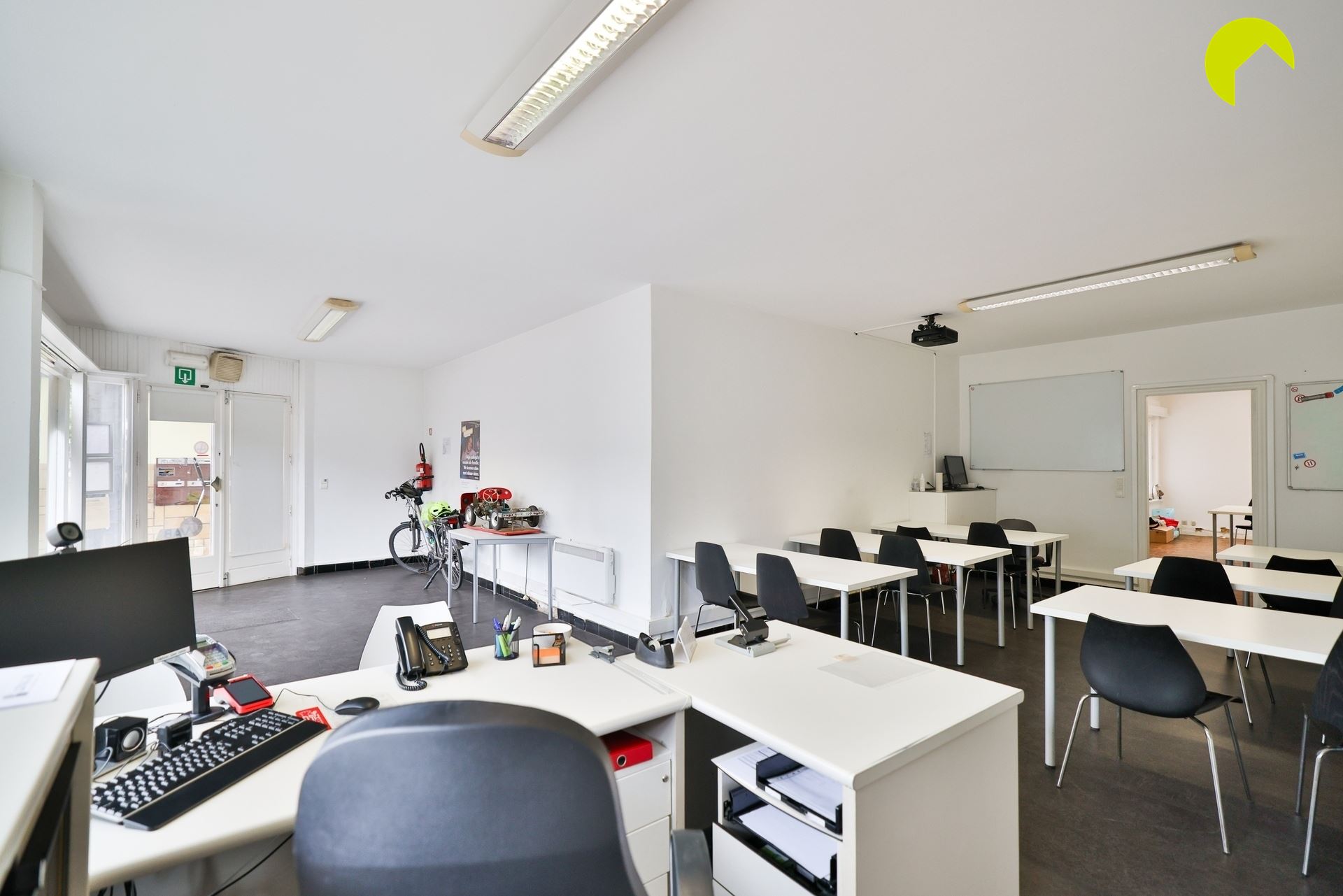 Centraal gelegen handelspand met woonst ! - foto 4