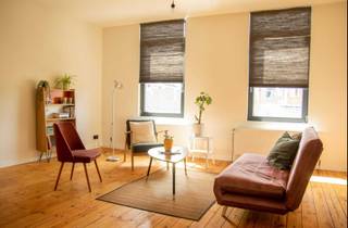 Instapklaar en lichtrijk appartement in Antwerpen<br /><br />Op een uitstekende locatie in Antwerpen-Noord, bevindt zich dit recent gerenoveerde en instapklare appartement. Gelegen op wandelafstand van het Centraal Station, het De Coninckplein, het Sint-Jansplein, de Permeke bibliotheek en Park Spoor Noord, geniet u hier van een perfecte combinatie van rust en stadsleven.<br /><br />Het appartement heeft een bewoonbare oppervlakte van ca. 60 m² en is praktisch ingedeeld. De lichtrijke leefruimte zorgt voor een aangenaam woongevoel, terwijl de volledig vernieuwde afwerking bijdraagt aan het hedendaags comfort. Er is één volwaardige slaapkamer met aangrenzende badkamer met douche, wastafel en toilet. Er is een bijkomende kamer die ideaal kan dienen als bureau, dressing of logeerkamer.<br /><br />Vanuit de slaapkamer heeft u toegang tot een gezellig balkon met groen uitzicht, waar u in alle rust kan genieten zonder inkijk, dankzij de ligging op de derde verdieping.<br />Dit appartement verkeert in zeer goede staat en is perfect geschikt voor eigen bewoning of als investering. (Mogelijkheid tot overname meubels.)<br /><br />Troeven:<br />•Nabij station en stadsvoorzieningen <br />•Recent gerenoveerd en instapklaar <br />•Lichtrijke leefruimte <br />•1 slaapkamer + extra kamer <br />•Balkon met groen uitzicht <br />•Geen inkijk (3de verdieping) <br />•EPC: 380 <br />•Gedeelde fietsberging<br />•Eigen ruimte in de kelder<br /><br />Vraagprijs: €232.000<br /><br />Interesse? Contacteer ons vandaag nog via 0494 31 81 65 (telefonisch of via whatsapp) voor een bezoek en ontdek zelf de troeven van dit charmante appartement!<br />
