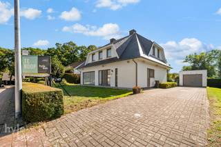 <p><span>Op zoek naar ruimte, een mooi perceel en een rustige woonomgeving? Deze vrijstaande woning uit 1987 is gelegen in de gegeerde Vilain XIIII-laan te Bazel en biedt met een bewoonbare oppervlakte van ca. 205 m² en een perceel van 1.073 m² heel wat wooncomfort en mogelijkheden. Via de ruime inkomhal met gastentoilet komt u in de royale leefruimte van ca. 50 m², voorzien van parket en een gezellige houtcassette. Aansluitend bevindt zich de ingerichte keuken, die omstreeks 2010 werd vernieuwd en uitgerust is met de nodige toestellen. Verder beschikt het gelijkvloers over een praktische ruime berging (met zij-ingang). Op de eerste verdieping geeft de nachthal toegang tot drie ruime slaapkamers (waarvan één uitgerust met airco) en de badkamer, ingericht met ligbad. Via een schuiftrap is de zolder bereikbaar, die bijkomende bergruimte biedt. De woning beschikt bovendien over een kruipkelder. Ook buiten is ruimte een belangrijke troef. De woning staat op een mooi perceel van 1.073 m² en beschikt over een ruime oprit met plaats voor meerdere wagens en een afzonderlijke garage. De woning werd doorheen de jaren degelijk onderhouden en biedt een solide basis, maar laat de nieuwe eigenaar tegelijk de mogelijkheid om bepaalde afwerkingen en energetische voorzieningen naar eigen smaak en hedendaagse normen te moderniseren. Plan uw bezoek in en ontdek snel meer!</span></p><p><span> </span></p>