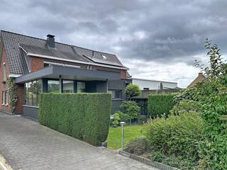 Deze charmante halfopen bebouwing geniet van een gunstige ligging aan een invalsweg, gecombineerd met een verrassend groene en rustige achterzijde. Achteraan kijkt de woning uit over uitgestrekte weilanden ... zeer rustgevend!<br />Een absolute troef is het vergunde werkhuis/atelier van maar liefst 110 m², uitgerust met een hefbrug en sectionaalpoort en voorzien van alle nodige nutsvoorzieningen. Ideaal voor wie nood heeft aan extra werk-, hobby- of opslagruimte, of een eigen atelier aan huis wenst. <br />De woning beschikt bovendien over een ruime oprit met parkeergelegenheid voor meerdere wagens. <br />Indeling: inkomhal met gastentoilet, grote leefruimte met veel licht, een gezellige werkhoek en een houtkachel, ingerichte keuken, vernieuwde veranda met aparte zij-ingang en een wasplaats voorzien van douche. Deels overdekt terras op het westen.<br />Eerste verdieping: drie slaapkamers en badkamer met toilet, wasmeubel en ligbad.<br />De woning heeft een droge praktische kelder en een volledig geïsoleerde zolder met mogelijkheid om een vaste trap te plaatsen en zo extra ruimte te creëren.<br />Ook op energetisch en praktisch vlak biedt deze woning heel wat pluspunten. Zo zijn er 20 zonnepanelen aanwezig en beschikt de woning over een regenwaterrecuperatiesysteem van maar liefst 30.000 liter.<br /><br />Troeven op een rijtje: <br />Combinatie bereikbaarheid, praktische ruimte en landelijke tuin<br />Groot atelier/werkhuis<br />Energielabel B<br />Lichtrijke leefruimtes en een open praktische indeling<br />Verranda in contact met de tuin<br />3 slaapkamers + zolder