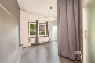 <p><span>In de Sint Antoniuslei te Brasschaat vinden we deze charmante woning met een aangename voortuin en een kleine maar gezellige tuin achteraan.</span></p><p><span>De woning beschikt over 2 ruime slaapkamers, een ruime badkamer en een praktische indeling met veel potentieel. Het geheel werd steeds goed onderhouden, maar is toe aan renovatie en modernisering, wat u de kans geeft om de woning volledig naar eigen smaak en hedendaagse normen in te richten.</span></p><p><span>Dankzij de solide basis vormt dit een interessante opportuniteit voor wie op zoek is naar een woning met ruimte, mogelijkheden en een goede ligging in Brasschaat.</span></p><p><span> </span></p><p><span>Aarzel bij interesse zeker niet om contact op te nemen. WIj plannen graag een bezoek voor u in!</span></p>