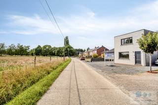 Op een unieke locatie te Heist-op-den-Berg, bevindt zich deze leuke starterswoning met 2 slks, ruime tuin en vrijstaande garage.<br /><br />Deze charmante woning is gelegen op een prachtige, groene locatie waar het heerlijk vertoeven is. Rust en bereikbaarheid staan hier centraal. Winkels, scholen en openbaar vervoer bevinden zich in de nabije buurt.<br /><br />We komen de woning binnen langs de inkomhal langs waar we toegang verkrijgen tot de gezellig ingerichte open leefruimte met zithoek en eetplaats. Aansluitend bevindt zich de ingerichte keuken, voorzien van alle hedendaags comfort, kookeiland en ontbijtruimte. Achterliggend bevindt zich het gastentoilet alsook de volledig uitgeruste badkamer met douche, ligbad en ensuite berging met wasplaats. Terug in de inkomhal zorgt de trap voor een toegang tot de bovenverdieping. Deze maakt plaats voor 2 ruime slaapkamers waarvan één uitgerust met airco.<br /><br />Als kers op de taart, geniet de woning een prachtige tuin met een riant zonneterras. Hier is het puur genieten van rust en zon, in alle privacy! <br />Tot slot is er de aanwezigheid van een vrijstaande garage en carport, ideaal als extra bergruimte. <br /><br />Troeven: conforme elektriciteit, airco, instapklaar, toplocatie<br /><br />Kortom, een ideale opportuniteit, voor wie opzoek is naar een gezellige woning met prachtige tuin op een uiterst rustige en groene locatie te Heist-op-den-Berg. Contacteer ons gerust voor meer informatie of een bezoek ter plaatse.
