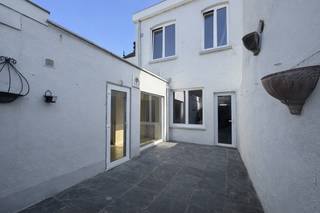 Nieuw EPC-verslag in opmaak!<br /><br />Op een zandkorrel van zee en strand, en op wandelafstand van de vernieuwde wandelboulevard te Heist, bevindt zich deze unieke herenwoning in de vorm van een voormalige dokterswoning in prachtige Belle-Epoquestijl. Deze uitzonderlijke rijwoning combineert authentieke charme met hedendaags wooncomfort en ondergaat momenteel een grondige renovatie die zich in de laatste fase bevindt.<br /><br />Einde der werken voorzien eind juni 2026.<br /><br />De woning werd met oog voor kwaliteit en karakter vernieuwd waarbij tal van belangrijke werken reeds werden uitgevoerd. Zo werden nieuwe ramen geplaatst, werd een volledig nieuwe zadeldakconstructie met nieuw gebinte voorzien en kreeg ook het achterste gedeelte een nieuw plat dak. Daarnaast beschikt de woning over een nieuwe verwarmingsinstallatie, vernieuwde elektriciteit en aanwezige airco’s voor optimaal comfort.<br /><br />Binnenin zorgen de authentieke elementen, waaronder de prachtige marmeren schouw, voor een warme en stijlvolle uitstraling. Dankzij de royale volumes en praktische indeling biedt deze woning tal van mogelijkheden als vaste woonst, tweede verblijf of investering aan de kust.<br /><br />Indeling:<br /><br />Gelijkvloers:<br />Inkomhal met aparte doorgang naar de tuin,<br />Open keuken voorzien van nieuwe toestellen,<br />Eetgedeelte,<br />Badkamer,<br />Apart toilet,<br />Gezellig terras,<br /><br />1ste verd:<br />- Nachthal,<br />- Ruime leefruimte met authentieke marmeren schouw,<br />- Slaapkamer met aanpalende badkamer voorzien van douche en toilet,<br /><br />2de verd:<br />- Twee ruime slaapkamers,<br />- Badkamer voorzien van ligbad, dubbele wastafel en inloopdouche,<br /><br />3de verd:<br />- Zeer ruime masterbedroom,<br /><br />Als extra troef is de volledige woning onderkelderd, vrij in te vullen.<br /><br />Een unieke kans voor wie op zoek is naar een karaktervolle en instapklare woning op een toplocatie aan zee.<br /><br />Contacteer Maxim via 0477 06 03 30 of via maxim@rhvastgoed.com voor meer informatie of een bezoek ter plaatse!