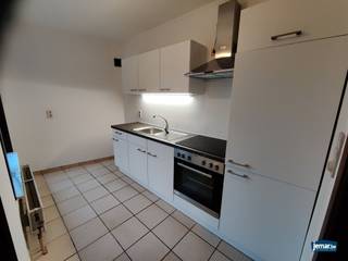 Op wandelafstand van het centrum van Maaseik staat dit gelijkvloers appartement te huur. Het appartement heeft een woonkamer, 1 slaapkamer, badkamer...