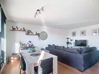 In de "Schoolstraat", een zijstraat van de Weststraat & het dorpsplein van Sleidinge bieden wij u dit appartement aan. Het appartement is gelegen op de eerste verdieping (zowel met lift als trap toegankelijk). <br /><br />Ingedeeld als volgt : een inkomhal, berging/technische ruimte, toilet, mooie en ruime woonkamer met open keuken (inclusief alle toestellen), 2 ruime slaapkamers, een badkamer met wastafel en inloopdouche. Inpandige autostaanplaats is inbegrepen. Buiten is er optie voor een 2de parkeerplaats, niet inbegrepen in de prijs. Maar wel bespreekbaar. <br /><br />De grootste troeven van dit appartement is de energiezuinigheid, de toplocatie, inpandige autostaanplaats. Vloerverwarming aanwezig in het gehele appartement. Verwarming werkt met een warmtepomp, ook zijn er zonnepanelen aanwezig. <br /><br />Bouwjaar 2018, dit is een jong appartement, instapklaar!<br /><br />Steeds welkom, bij interesse bel of mail ons 0472/981629 (whatsapp bij afwezigheid), immovercruysse@gmail.com