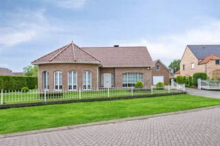 Instapklare laagbouwwoning met grote tuin en bijgebouwen in rustige buurt te RetieWelkom in deze charmante laagbouwwoning gelegen in een rustige...
