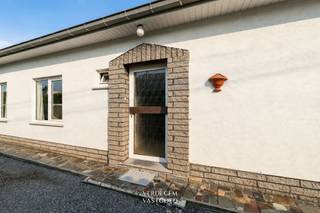 <p><span><strong>Ligging</strong></span><br /><span><span>Je vindt deze woning in een residentiële en aangename woonomgeving.</span></span><br /><span><span>Winkels, scholen en sportfaciliteiten bereik je in enkele minuten. </span></span><br /><span><span>Bereikbaarheid is een troef: een fietssnelweg F7 brengt je in rechte lijn naar Gent, alsook de trein en de nabijheid van op- en afritten E17 / R4.</span></span><br /><span><span>Het Parkbos, de Scheldevallei en talloze fiets- en wandelroutes liggen letterlijk om de hoek. </span></span><br /><br /><span><strong>Charmante bungalow met 3 slaapkamers, garage en tuin</strong></span><br /><span><span>In deze open bebouwing speelt alles zich af op het gelijkvloers. </span></span><br /><span><span>Je komt binnen in de inkomhal, met toilet, die je naar de leefruimte leidt. </span></span><br /><span><span>Een ruime living met grote ramen laten het licht binnen en via de schuiframen kan je naar het terras en tuin.</span></span><br /><span><span>In de winter maak je het gezellig bij de open haard.</span></span><br /><span><span>De aanpalende keuken is bijzonder ruim en voorzien van heel wat kastruimte en een ontbijtplek.</span></span></p><p><span><span>Vanuit de keuken heb je vlot toegang tot de berging en de garage.</span></span><br /><span><span>De nachthal brengt je naar drie slaapkamers en de badkamer.</span></span></p><p><span><span>Achteraan geniet je van een zonnig terras en een verzorgde tuin.</span></span><br /><span><span>Tenslotte is er een inpandige garage van 38m². </span></span><br /><span><span>Op de oprit en naast de woning parkeer je vlot meerdere wagens.</span></span><br /><br /><span><strong>Troeven</strong></span><br /><span><span>/ ligging en bereikbaarheid</span></span><br /><span><span>/ instapklaar</span></span><br /><span><span>/ laagbouw</span></span><br /><span><span>/ 3 slaapkamers</span></span></p>