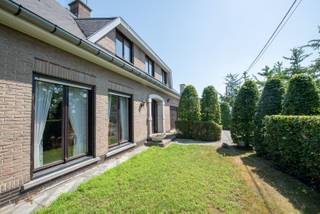 Deze ruime, stevige woning is gelegen in Sint-Eloois-Vijve op een zeer rustige, doch bereikbare ligging. De woning met bouwjaar 1973 staat op 549m². De open bebouwing beschikt over 4 slaapkamers, een terras, een garage en carport.<br />Deze kloeke woning vergt opknapwerk en valt onder de renovatieplicht, maar biedt enorm veel potentieel door zijn ligging en grote ruimtes. Er is een volwassen, afgesloten tuin. <br />De woning is voorzien van regenwater en stadswater.<br /><br />Indeling: inkom, mooie leefruimte, gesloten keuken, grote inpandige garage en carport. Er is een handige, droge kelder. <br />Op de eerste verdieping bevindt zich de nachthal, de badkamer en 4 volwaardige slaapkamers. <br /><br />Extra troeven:<br />-Gunstige ligging in doodlopende straat nabij invalswegen, scholen, openbaar vervoer, horeca en winkels.<br />-Zeer goed onderhouden, stevige woning. Dakgoten en afleiders werden vernieuwd, dak (met onderdak) werd gereinigd.<br />-Ruime woning met functionele indeling en omgeven door groen.<br /><br />Kortom, deze woning is een uitstekende keuze voor wie op zoek is naar een ruime gezinswoning met veel mogelijkheden. Prachtig renovatieproject!<br /><br />Graag afspraak maken via kristoff@immoroba.be