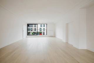 <strong>OPENDEURDAG ZATERDAG 5/9 VAN 10U - 12U<br /><br />LIGGING</strong><br />Gelegen in de Kortrijkstraat geniet dit volledig <strong>vernieuwde appartement</strong> van een uitstekende ligging tussen het bruisende <strong>centrum van Deinze</strong> en vlotte verbindingswegen richting Gent en Kortrijk. Op wandel- en fietsafstand vindt u tal van winkels, supermarkten, scholen, horeca en recreatiemogelijkheden. Ook het <strong>station van Deinze</strong> bevindt zich vlakbij, ideaal voor pendelaars. De groene omgeving en de nabijheid van de Leie zorgen bovendien voor een aangename mix van rust en stadscomfort. Dankzij de centrale ligging combineert deze locatie moeiteloos wonen, werken en ontspannen. Een ideale uitvalsbasis voor wie comfortabel en bereikbaar wil wonen in het hart van <span><span>Deinze</span></span>.<br /><br /><strong>INDELING<br /></strong><span>Ontdek dit prachtig <strong>gerenoveerde appartement</strong>, gelegen op de <strong>eerste verdieping</strong> van een kleinschalige residentie. Dankzij de <strong>totaalrenovatie in 2026</strong> geniet u hier van een eigentijdse afwerking, een doordachte indeling en een hoog wooncomfort. Bij het binnenkomen wordt u verwelkomd in een ruime inkomhal met gastentoilet. De <strong>lichtrijke leefruimte</strong> vormt zonder twijfel het hart van het appartement. Grote raampartijen zorgen voor een aangename natuurlijke lichtinval en bieden directe toegang tot de <strong>terrassen</strong> aan zowel de voor- als achterzijde, waardoor u op elk moment van de dag van zon en buitenruimte kunt genieten. De <strong>volledig uitgeruste keuken</strong> beschikt over alle nodige toestellen en sluit perfect aan op de leefruimte. Verder omvat het appartement <strong>twee volwaardige slaapkamers</strong>, een stijlvolle badkamer met moderne inloopdouche en een praktische berging/wasplaats die extra comfort en opbergruimte biedt. Met zijn kwalitatieve renovatie, uitstekende lichtinval en functionele indeling vormt dit appartement de ideale thuisbasis voor wie op zoek is naar een combinatie van stijl, ruimte en hedendaags wooncomfort.<br /><br /><em>Stedenbouwkundige inlichtingen in aanvraag.</em><br /><br /><strong>Voor meer info of een bezoek:</strong><br /><em>Stéphanie Eeckhout – 0472 13 28 79</em><br /></span>