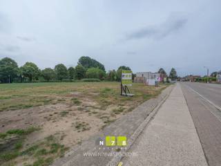 <strong>BOUWGROND LOT 5 VOOR OPEN BEBOUWING OP EEN PERCEEL VAN 8A20CA TE NEEROETEREN.</strong><br /><br />Bent u op zoek naar een ruime bouwgrond op een rustige en groene locatie, met de mogelijkheid om snel te starten met bouwen? Dan is LOT 5 van deze nieuwe verkaveling aan de voormalige Melkerij in Neeroeteren beslist een bezoek waard. Deze zuid georiënteerde bouwgrond voor open bebouwing heeft een perceeloppervlakte van 8a20ca en wordt aangeboden met een reeds vergund bouwplan. Dankzij de soepele bouwvoorschriften en de gunstige perceelindeling vormt dit perceel de ideale basis voor het realiseren van een moderne gezinswoning volledig naar eigen smaak.<br /><br /><strong>TROEVEN</strong><br />- Op slechts 500 meter van het centrum van Neeroeteren; supermarkt, school en andere dagelijkse voorzieningen bevinden zich op korte afstand.<br />- Gelegen in een nieuwe en aantrekkelijke verkaveling.<br />- Perceel van 820m² voor open bebouwing.<br />- Zuid georiënteerd perceel met optimale lichtinval.<br />- Vergund bouwplan aanwezig, waardoor snel starten met bouwen mogelijk is.<br />- Rustige en groene woonomgeving met de Tapziepbeek aan de achterzijde.<br />- Achterliggende gronden blijven onbebouwd, waardoor het groene karakter behouden blijft.<br />- Mogelijkheid tot aankoop van achterliggende gronden.<br /><br />Deze nieuwe verkaveling bevindt zich op een boogscheut van het centrum van Neeroeteren en combineert een rustige woonomgeving met een uitstekende bereikbaarheid. De achterzijde van de percelen grenst aan de Tapziepbeek, wat zorgt voor een aangename natuurlijke omgeving en extra privacy. Bovendien kan er volgens de verkavelingsvoorschriften niet gebouwd worden op de percelen achter de beek, waardoor het open en groene uitzicht behouden blijft.<br /><br /><strong>VERKAVELINGSVOORSCHRIFTEN</strong><br />Voor LOT 5 gelden volgende bouwvoorschriften:<br />- Bouwdiepte gelijkvloers: maximaal 17 meter.<br />- Bouwdiepte verdieping: maximaal 12 meter.<br />- Bouwbreedte: minimaal 8 meter.<br />- Bouwhoogte: maximaal 2 bouwlagen onder de kroonlijst (6,5 meter bij hellende daken en 7 meter bij platte daken).<br />- Nokhoogte: maximaal 11 meter ten opzichte van het maaiveld.<br />- Dakhelling: vrij.<br />Het verkavelingsvoorschriften samen met de vergunde plannen kunnen geraadpleegd worden via de rubriek "downloads" op onze website.<br /><br /><strong>ACHTERLIGGENDE GRONDEN</strong><br />De achterliggende percelen grond (loten 6 t.e.m. 10) kunnen optioneel per lot of in totaliteit worden aangekocht. De totale oppervlakte hiervan bedraagt 58a61ca.<br /><br /><strong>RENDERS</strong><br />De afgebeelde renders zijn uitsluitend indicatief en tonen de vergunde plannen. Het betreft een bouwgrond met vergunde plannen, waarbij de realisatie van de afgebeelde woning mogelijk is op aanvraag en mits de nodige vergunningen en uitvoeringsvoorwaarden.<br /><br /><strong>LIEVER EEN KANT-EN-KLARE WONING?</strong><br /><span>Wenst u liever een kant-en-klare nieuwbouw-woning? Dat kan! Check de advertenties van de naastgelegen nieuwbouwwoning. </span><br /><br />Bekijkt u deze advertentie via een aanverwante vastgoedsite, surf dan zeker naar onze website www.N78vastgoed.be voor een uitgebreide beschrijving en foto's. Meer info: +32 (0)89 86 18 88 of info@N78vastgoed.be.