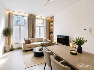 Op een boogscheut van Park Spoor Noord een instapklaar gelijkvloers appartement met terras.<br />Bij het betreden van het appartement komt u in de lichtrijke woonkamer (22 m²), die naadloos overgaat in een open, volledig ingerichte keuken. De keuken is uitgerust met een microgolfoven, keramische kookplaat, vaatwasser, kleine frigo en oven, en werd stijlvol afgewerkt met een elegant werkblad in blauwe steen.<br />Aan de achterzijde van het appartement bevindt zich de slaapkamer (9 m²), die directe toegang biedt tot de gezellige binnenkoer. Aansluitend vindt u de badkamer, voorzien van een ligbad, een lavabo en een aansluiting voor een wasmachine.<br />Verder beschikt het appartement over een apart toilet en een praktische kelderruimte. Het gebouw is volledige gerenoveerd in 2018. Conforme elektriciteit, cv op gas. Gebouw met lage onkosten. Momenteel verhuurd 5.05% rendement.