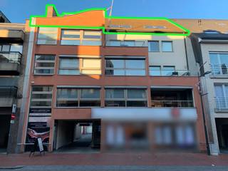 Dit appartement biedt, dankzij zijn centrale ligging, alle mogelijkheden richting openbaar vervoer, lokale handelaars en scholen. <br /><br />Bij het binnenkomen is er een vestiaire met aansluitend een gastentoilet. Verder is er ook een zeer ruime berging. De geïnstalleerde keuken biedt toegang tot het zonnige terras. De vele ramen in de leefruimte zorgen voor een enorm ruimtegevoel d.m.v. het natuurlijk lichtinval. Aanpalend zijn er 2 slaapkamers en een badkamer met enkele wastafel, toilet en ligbad. <br /><br />Bij het appartement hoort ook een garage.<br /><br />Kortom, een pareltje in centrum Izegem.<br /><br />Het appartement wordt verkocht aan een startprijs van €249.000. Elk bod boven deze startprijs wordt voorgelegd aan de verkoper(s).<br /><br />