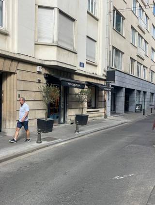 Situé sur l’emblématique Avenue Louise à Bruxelles, ce rez-de-chaussée commercial de ± 110 m² accueille actuellement le magasin "No...