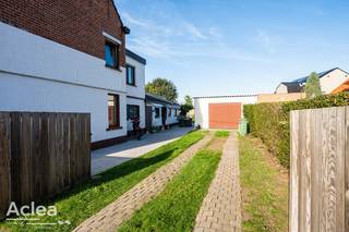 <p>Gelegen aan het Zwaantje in Sleidinge vindt u deze halfopen woning met een aparte garage en leuke tuin. Met een bewoonbare oppervlakte van 146 m² en een perceel van 459 m² biedt deze woning volop ruimte voor zowel ontspanning als leven.<br />De woning, die zeer uitnodigend aanvoelt, heeft een aantrekkelijke indeling met drie slaapkamers, ideaal voor een gezin of voor gasten. De eetkamer en keuken vloeien makkelijk in elkaar over en zorgen voor een aangenaam ruimtelijk gevoel en gezelligheid. De badkamer is praktisch ingericht en van alle gemakken voorzien, zodat u dagelijks kunt genieten van comfort. Bovenop het woongenot, beschikt deze woning over een ruime zolder die kan dienen als opbergruimte, bureau, ontspanningsruime of extra slaapkamer. De garage biedt u de mogelijkheid om uw voertuig veilig te stallen en is een waardevolle aanvulling op deze eigendom.<br /><br />Indeling als volgt:<br />- inkom<br />- ruime eetplaats met zithoek<br />- ingerichte leefkeuken<br />- vernieuwde badkamer met toilet, badkamermeubel en douche<br />- wasplaats/berging<br />- 3 slaapkamers op het verdiep<br />- ruime zolder, bereikbaar met vaste trap<br />- aparte garage<br />- aangelegd terras<br />- afgesloten tuin<br /><br />CV op aardgas<br /> </p>
<p>De woning is momenteel verhuurd via een klassieke huurovereenkomst.<br /><br />Meer info of bezoek?<br />vastgoed@aclea.be - 09/377 31 77 </p>