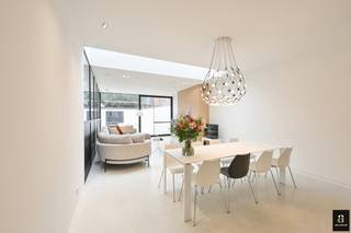 Prachtige instapklare gerenoveerde woning gelegen in Oud Knokke, aan de rand van het Zoute vlakbij de molen. Indeling: inkomhal met toilet...