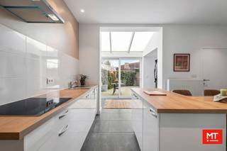 Gerenoveerde woning (2016) met 2 slaapkamers en Zuidgerichte stadstuin in het centrum van IeperIn het centrum van Ieper en vlakbij alle faciliteiten...