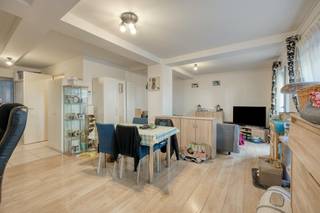 Studio (71m²) te koop in het centrum van Brussel aan de Zilverstraat 16.<br /><br />De studio is als volgt ingedeeld:<br />-Open leefruimte<br />-Open keuken<br />-Terras van 25 m²<br />-Achterterras van 5 m²<br />-Aparte slaapruimte<br />-Badkamer<br />-Apart toilet<br /><br />Het pand bevindt zich op de tweede verdieping van een zeer unieke mede-eigendom.<br /><br />Troeven:<br />-Kelder aanwezig<br />-EPC-label C+<br />-Gelegen in het centrum van Brussel, aan de rustige straatzijde<br />-3 ingangen in het gebouw<br />-Afvallokaal<br />-Fietsenlokaal<br /><br />Technisch:<br />Gemeenschappelijke verwarming (aardgas)<br /><br />PRE-SALE: instelprijs vanaf € 220.000<br />PRE-SALE-dag: 04/10 vanaf 11 uur<br /><br />De eigendom wordt aangeboden via de Pre-sale formule. Op 04/10/2026 tussen 11:00 en 16:00 kan u de studio op afspraak komen bezichtigen en een bod uitbrengen. De vermelde prijs is een instelprijs. Voor meer info, gelieve contact op te nemen met de dossierverantwoordelijke.