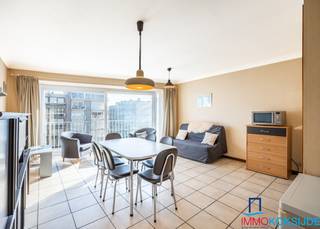 <p><strong>Koksijde-Bad, Résidence Skyline, Appartement à 2 chambres à coucher dans une petite résidence, 4iéme étage avec ascenseur.</strong></p>

<p>Se composant de: hall d'entrée, séjour lumineux avec vue latérale sur mer, coin cuisine, salle de bains avec baignore, lavabo et toilette et 2 chambres à coucher dont une avec terrasse. Cave privative incluse dans le prix. Des charges communes très faibles!<br /><br /><strong>L'appartement est idéalement situé à quelques pas de la Digue! </strong>Disponible à l'acte notarié.</p>