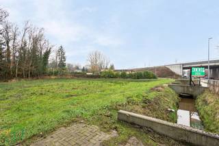 Bouwgrond van 6A 32CA voor open bebouwing.Straatbreedte: 23,24m. Diepte: 38,12m. Zuid-oriëntatie. Geen bouwverplichting.Centrale ligging nabij...