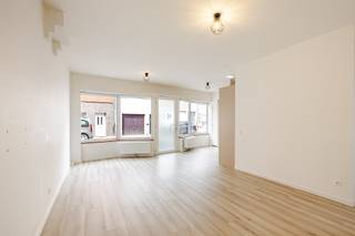 <p><span>In het centrum van Wetteren vinden we dit pand met diverse gebruiksmogelijkheden. Dankzij de twee aparte ingangen is het uitermate geschikt voor een kangeroewoning of andere zaken. Het pand en is gelegen nabij alle voorzieningen zoals scholen, winkels en openbaar vervoer, en met een vlotte verbinding naar invalswegen waardoor het naar locatie is zeer goed is! </span></p><p><span> </span></p><p><span>Op het gelijkvloers kom je meteen binnen in een open keuken met een ruime leefruimte. Aansluitend bevinden zich twee volwaardige slaapkamers en een badkamer met ligbad, lavabomeubel en toilet. Daarnaast beschikt het gelijkvloers over een gezellige binnenkoer en een zeer ruime, praktische kelder.</span></p><p><span> </span></p><p><span>De eerste verdieping, een duplexverdieping, is uitgerust met een keuken, een leefruimte, een berging/wasruimte, een badkamer met ligbad en lavabomeubel, een aparte wc en drie slaapkamers.</span></p><p><span> </span></p><p><span>Dit pand kan ook in zijn geheel gebruikt worden als één woning, ideaal voor wie veel ruimte nodig heeft. Daarnaast is het ook geschikt als handelswoning, bijvoorbeeld voor wie op het gelijkvloers een zaak wil uitbaten en boven wil wonen.</span></p><p><span> </span></p><ul><li><span>EPC: 280 kWh/m²jaar – Label C </span></li><li><span>CV op gas</span></li><li><span>Asbestveilig</span></li><li><span>Keuring elektrische installatie conform </span></li><li><span>Conformiteitsattest voor verhuring beschikbaar</span></li></ul><p><span>Voor meer informatie of een bezoek, contacteer Quinten van Immo Zone via 0485/02.48.04 of per mail op quinten@immo-zone.be.<br /><br />Alle documenten zijn raadpleegbaar op de website www.immo-zone.be.</span></p><p><span> </span></p>