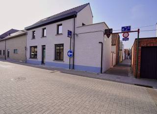 Gelegen in het centrum van Bornem staat deze instapklare en gerenoveerde woning te koop. Perfect voor wie comfort, sfeer én praktische indeling...