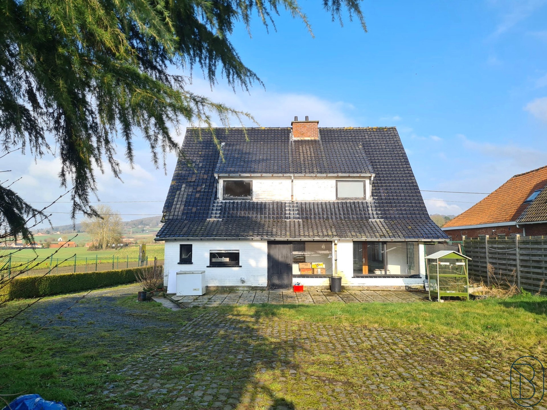 Te renoveren VILLA met ATELIER, GARAGES en grote tuin. - foto 5