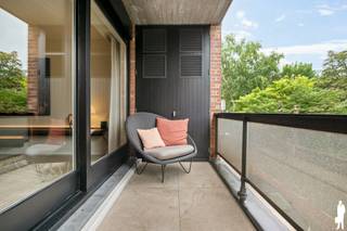 <p>Charmant appartement in het bruisende hart van Antwerpen, op wandelafstand van de Graanmarkt, het Theaterplein, Botanic Sanctuary en de Meir. Achter de statige gevel opent zich een verrassend ruime en lichtrijke leefwereld.</p>
<p>De uitzonderlijke gevelbreedte zorgt voor een riante leefruimte van maar liefst 65 m², met een vloeiende overgang tussen de eetkamer en de sfeervolle salon. Hier vangt u een weids en groen zicht op de Botanische tuin, terwijl de authentieke marmeren haardmantel het geheel een tijdloze allure geeft. Grenzend aan de eetkamer geniet u op het gezellige terras van datzelfde groene uitzicht, een oase van rust middenin de stad.</p>
<p>De open keuken (9 m²) is volledig uitgerust met de gebruikelijke toestellen en afgewerkt met stijlvol graniet. Een praktische bijkeuken biedt de nodige aansluitingen voor was en droogautomaat.</p>
<p>Via de sfeervolle nachthal (16 m²) bereikt u de ruime master bedroom (18 m²) met eigen ensuite badkamer, voorzien van een relaxerend ligbad, toilet en dubbele wastafel, aangevuld met een handige dressing. Een tweede slaapkamer (18 m²) en een derde kamer (10 m²) bieden extra flexibiliteit, net als de tweede badkamer met douche en ligbad (7 m²).</p>
<p>Het wooncomfort wordt compleet gemaakt met maar liefst twee ruime kelderbergingen, ideaal voor extra opslag. Wie dat wenst, kan bovendien een autostaanplaats verwerven voor 50.000 euro.</p>
<p>Een uniek appartement waar authentiek karakter en hedendaags comfort elkaar vinden, centraal gelegen in het kloppende hart van Antwerpen.</p>