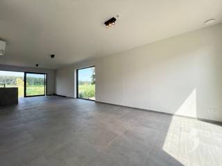 <p><span>Bijzonder energiezuinige nieuwbouwwoning te Wilsele.</span></p><p><span> </span></p><p><span>Deze gloednieuwe woning heeft 4 slaapkamers, een volledig uitgeruste keuken en badkamer. Deze biedt u niet alleen optimaal comfort maar ook een lage energiefactuur.</span></p><p><span>Daar er bijzonder veel rekening wordt gehouden met optimalisatie van het leefmilieu (verwarming, ventilatie, isolatie...) bekomt men een zeer streng E-peil </span></p><p><span>Ook de indeling van de woning is bijzonder praktisch. De gelijkvloerse verdieping is voorzien van een handige inkomhal met gastentoilet, grote leefruimte en open keuken met kookeiland (uitgerust met Miele toestellen). De berging biedt extra opbergruimte.</span></p><p><span> </span></p><p><span>De bovenverdieping is bereikbaar via een mooi afgewerkte eiken trap. Dankzij de 4 slaapkamers is er aan slaap-/hobby-/thuiswerkruimte geen gebrek!</span></p><p><span>Deze verdieping geniet ook van een apart toilet. De badkamer is volledig afgewerkt met een douche, ligbad en dubbele wastafel.</span></p><p><span> </span></p><p><span>Het dak is voorzien van zonnepanelen en de woning is voorzien van een thuis batterij. </span></p><p><span>Verwarming a.d.h.v. een lucht/lucht-warmtepomp. Warm water via een warmtepomp boiler.</span></p><p><span>Vooraan de woning is er parkeerplaats de wagen voorzien en er is een laadpaal aanwezig voor elektrische wagens. </span></p><p><span>Daarnaast is er uiteraard ook nog een waterput aanwezig.</span></p><p><span> </span></p><p><span>De woning is onmiddellijk beschikbaar voor korte duur huurovereenkomsten.</span></p><p><span>De tuin zal later dit jaar aangelegd worden. Deze is voorzien van een fijn terras en een mooi stuk tuin met grasplein dat makkelijk te onderhouden is. Er is reeds een tuinhuis voorzien.</span></p><p><span>Interesse in deze nieuwbouw woning? vraag uw bezoek aan via onze website!</span></p><p><span> </span></p>
