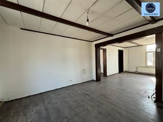 <p><span>IDEALE OPBRENGSTEIGENDOM</span></p><p><span>Richtprijs 199.000 euro</span></p><p><span>Dit pand, gelegen in de dorpskern van Eine biedt tal van mogelijkheden.</span></p><p><span>Momenteel is het een eengezinswoning, voorheen was het een meergezinswoning.</span></p><p><span>De GELIJKVLOERSE VERIEPING bestaat uit 2 delen.</span></p><p><span>Het voorste deel bestaat uit een lege ruimte, daarnaast een ruimte met mogelijkheid voor een keuken en badkamer en living.</span></p><p><span>Het achterste deel bestaat uit een living en diverse ruimtes om keuken, badkamer en slaapkamer te creëren.</span></p><p><span>De EERSTE VERDIEPING is voorzien van living met open keuken, 1 slaapkamer en ruimte voor een badkamer te creëren.</span></p><p><span>Ruime zolder met mogelijkheid voor het creëren van extra slaapkamers.</span></p><p><span>Kelder en garage aanwezig.</span></p><p><span>Ruim terras met buitenberging en zuidgerichte tuin.</span></p><p><span>De woning is voorzien van dubbele beglazing in hout en pvc en wordt verwarmd met aardgas.</span></p><p><span>Deze woning biedt tal van mogelijkheden!</span></p><p><span>Voor info of bezoek bel 0475/51.40.73 of stuur een email naar <span>info@svena.be</span></span></p><p><span> </span></p><p><span>Deze gegevens zijn louter informatief en wij kunnen niet aansprakelijk gesteld worden voor eventuele onjuistheden.</span></p><p><span>De bewoonbare oppervlakte is slechts indicatief.</span></p><p><span> </span></p><p><span> </span></p><p><span> </span></p>