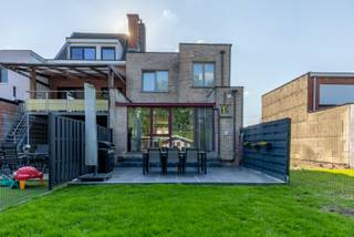 Geen immo<br /><br />Zwaantjeslei 47 - Merksem . Alle renovatiewerken zijn uitgevoerd met bouwvergunning .<br /><br />Ruime woning 275 m² , 3slaapkamers woonoppervlakte 140m² plus ruime kelder 55M² .<br /><br /> 1 badkamer + toilet , Volledige geïnstalleerde keuken , ruime living , veranda , toilet met washok en kelder<br /><br />55m² <br /><br />verzorgde tuin.<br /><br />Asbestattest + elktr attest beschikbaar EPC score c ( unieke code 0003597184 - res - 1<br /><br />Energiewaarde 298 Kwh / m² . Verwarming op gas - 8 zonnepanelen .<br /><br />De woning verkeert in goede staat , dak werd vernieuwd in 2013 en geïsoleerd , volledig ingerichte keuken van 2011<br /><br />nieuwe hoogrendementsketel van 2016 <br />Gelijkvloers living 32m² , keuken en veranda plus wasplaats met toilet. Op eerste verdieping 3slaapkamers <br /><br />16m² 15 m² 11 m² ,vernieuwde badkamer 2011 . <br /><br />