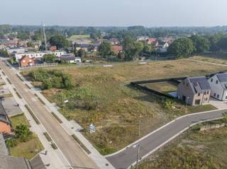 In zeer rustige nieuwe verkaveling gelegen bouwgrond voor open bebouwing van 8 are 85 centiare.De grond is 22 m breed en 40 m diep.Er kan een...