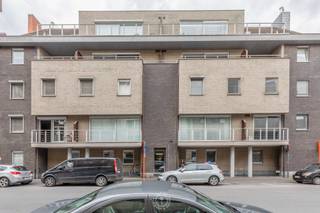 Bijzonder interessant appartement met <strong>3 slaapkamers</strong>, <strong>3 terrassen, een extra externe berging</strong> en <strong>autostaanplaats</strong> in een <strong>recente residentie met lift</strong> op <strong>wandelafstand van het station van Sint-Niklaas</strong>.<br /><br />Je komt het appartement gelegen op de derde verdieping binnen waar zich rechts een <strong>afzonderlijke gastentoilet </strong>bevindt en links een trap naar de onderliggende verdieping (2e) waar zich een hal met <strong>ruim bureel/slaapkamer en buitenterras </strong>bevindt.<br />Deze ruimte is discreet en licht afgescheiden van het appartement en vormt een <strong>zeer interessante situatie </strong>voor iemand die frequent thuis werkt, een vrij beroep uitoefent, co-housing wenst enzoverder.<br />Maar zeer zeker ook als een derde slaapkamer.<br />De leefruimte is ruim en komt uit op <strong>het voorliggende terras</strong> aan de straatzijde dat eveneens in verbinding staat met de zeer verzorgde en goed uitgeruste keuken en annex berging.<br />Het appartement is voorzien van een uiterst verzorgde badkamer (toilet, lavabo en douche) en extra twee slaapkamers waarvan ook één met een <strong>ruim terras</strong>. <br /><br />Er is een verslag voorhanden van de elektrische installatie <strong>conform de reglementering</strong> en een <strong>zeer gunstig EPC</strong> van 130kWh/m².<br /><br />Dit <strong>ruim (123m²!) drie slaapkamer appartement inclusief de autostaanplaats</strong> heeft een <strong>zeer goede prijs/kwaliteit verhouding</strong>!<br /><br /><strong>Kortom een uitzonderlijke kans van formaat! </strong>