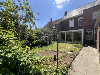 Ontdek deze charmante en unieke burgerwoning met authentieke elementen, gelegen in het centrum van Rollegem. Deze locatie combineert de charme van een dorpskern met een uitstekende bereikbaarheid. Eveneens in de nabijheid van winkels, scholen en openbaar vervoer.<br /><br />Indeling als volgt:<br />Bij het betreden van de woning word je verwelkomd in een prachtige, ruime inkomhal die meteen de toon zet voor de rest van de woning. De hoge plafonds en authentieke details zorgen voor een unieke beleving.<br />De leefruimte baadt in het natuurlijke licht en heeft een vlotte doorgang naar het keukengedeelte, voorzien van een gezellige ontbijthoek. Aansluitend vind je een veranda die uitgeeft op de tuin, ideaal om in alle rust te genieten van het buitenleven.<br /><br />Verder beschikt het gelijkvloers over een lichtrijke en ruime eetplaats, een praktische berging/wasplaats en een apart toilet. Praktische kelder is ook aanwezig.<br /><br />Op de eerste verdieping bevinden zich 3 ruime slaapkamers (18,6 - 20,6 - 12,2) en een badkamer, uitgerust met een ligbad/douchecombinatie, een tweede toilet en een lavabo.<br /><br />De woning beschikt bovendien over een zolder van maar liefst 66 m². Deze toffe ruimte is toegankelijk via een vaste trap, wat extra mogelijkheden biedt naar uitbreiding (extra slaapkamers, hobbygedeelte...).<br /><br />Buiten geniet je van een onderhoudsvriendelijke tuin met een extra tuinberging. Surplus zijn er 2 garages met een uitweg via de achtergelegen gemeenteweg. Er is eveneens ook voldoende parkeergelegenheid in de nabije omgeving.<br /><br />Deze karaktervolle woning is een absolute aanrader voor wie op zoek is naar ruimte, charme en een praktische indeling.<br />Aarzel niet en ontdek zelf de troeven van deze prachtige woning in hartje Rollegem!<br /><br />EXTRA TROEVEN: authentieke elementen, ruimtegevoel, cv op gas, uitweg achteraan...<br /><br />Onze ref. DEV4740