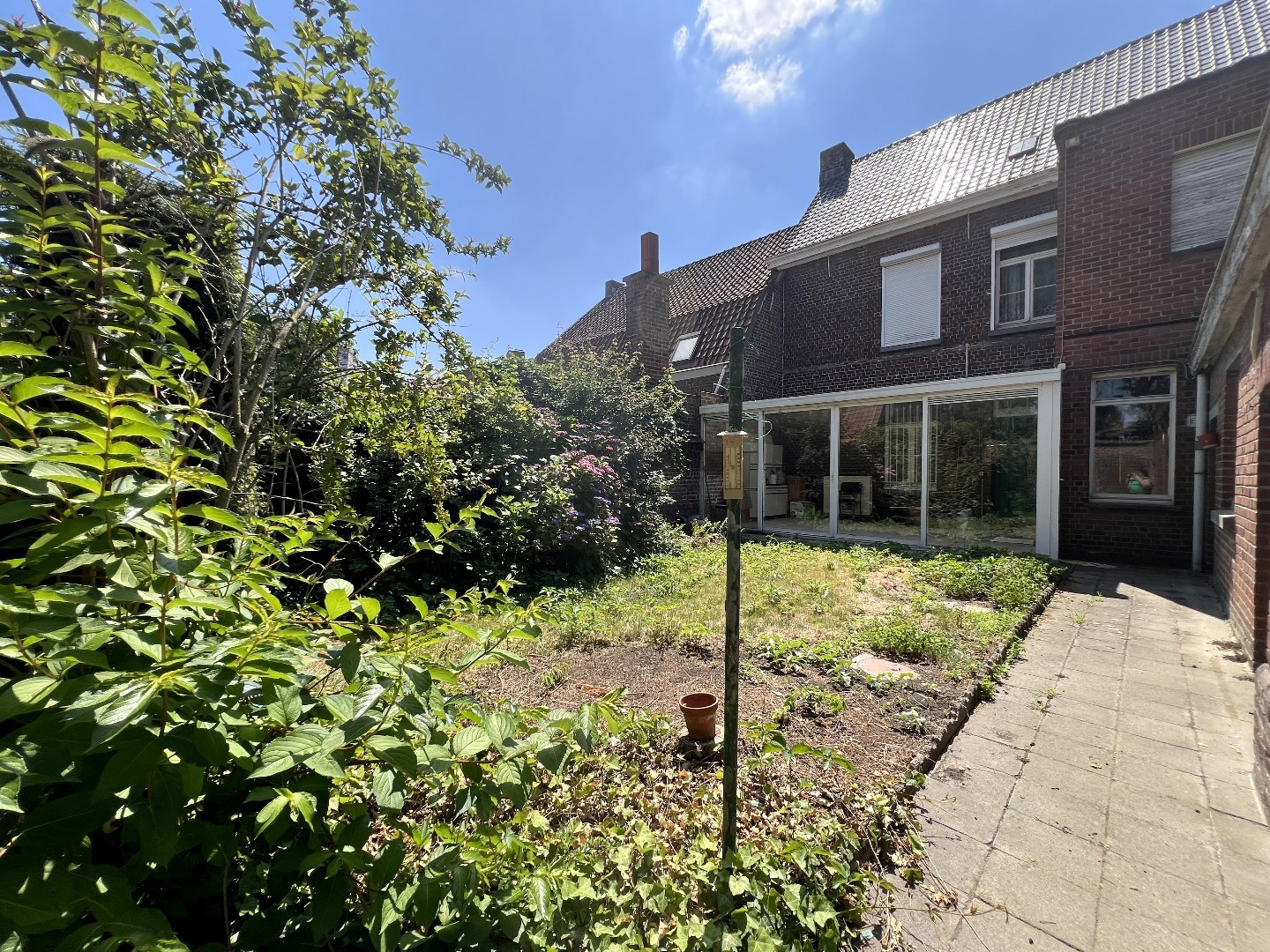 Karaktervolle burgerwoning met 3 slaapkamers, 2 garages en een mooi stukje tuin te koop in Rollegem - foto 2