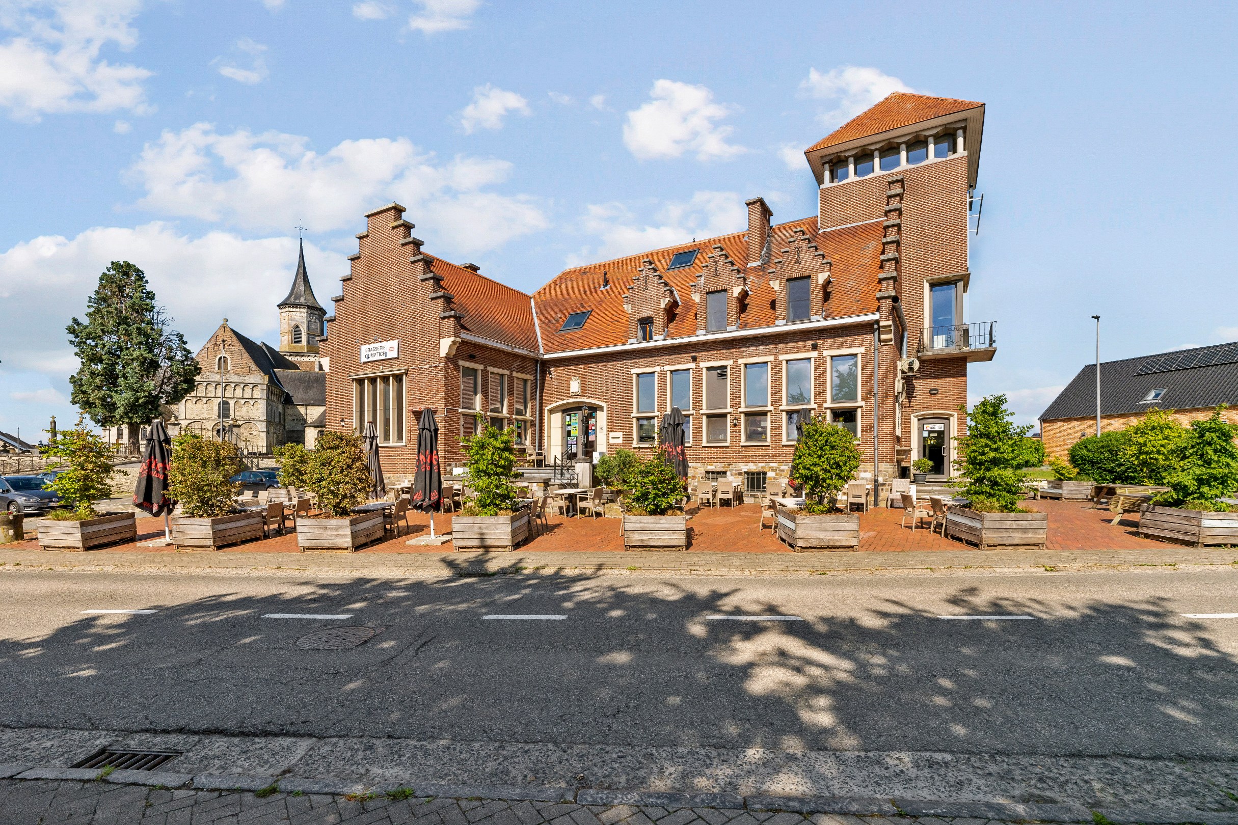 Un immeuble de rapport rénové unique à Kumtich (local commercial et 2 appartements spacieux) - photo 1