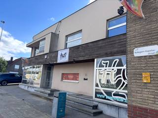<strong>Unieke ruime woning met wellness en tal van mogelijkheden in Sint-Eloois-Winkel.</strong>
<p>Op zoek naar een eigendom met ruimte, comfort en uitzonderlijk veel potentieel? Deze veelzijdige woning beschikt over een ingericht appartement met 3 slaapkamers, elk met een eigen terras, een extra slaapkamer met dressing en een volledig uitgeruste keuken.</p>

<p>De eigendom biedt bovendien een uitgebreide wellnessinfrastructuur met binnen- en buitenzwembad, jacuzzi’s, sauna’s, hamam en diverse ontspanningsruimtes. Op het gelijkvloers bevindt zich ook een ingerichte broodjeszaak, momenteel verhuurd voor € 1.008 per maand en vrij te maken binnen het jaar.</p>

<p><strong>Troeven:</strong> aparte toegangen, parkeermogelijkheden, zonnepanelen, regenwaterrecuperatie, airconditioning en een centrale ligging.</p>

<p>Een unieke kans voor wie ruim wil wonen en op zoek is naar extra mogelijkheden!</p>